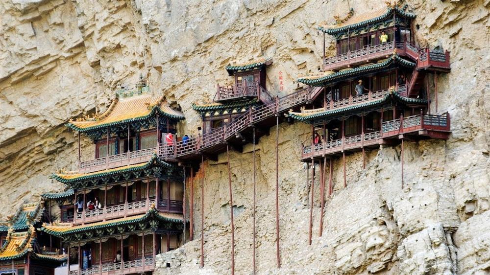 Ngôi chùa huyền bí 1.500 năm treo vách núi chênh vênh ở Trung Quốc-1
