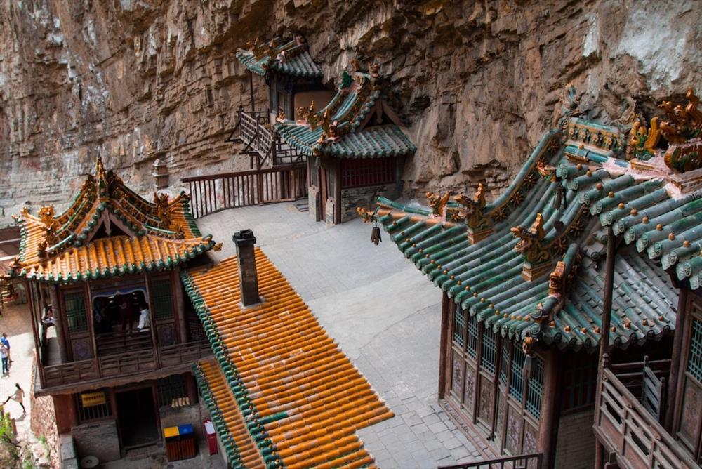 Ngôi chùa huyền bí 1.500 năm treo vách núi chênh vênh ở Trung Quốc-2