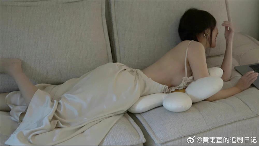 Tình cũ Huỳnh Hiểu Minh gây tranh cãi vì mặc quá gợi cảm-3