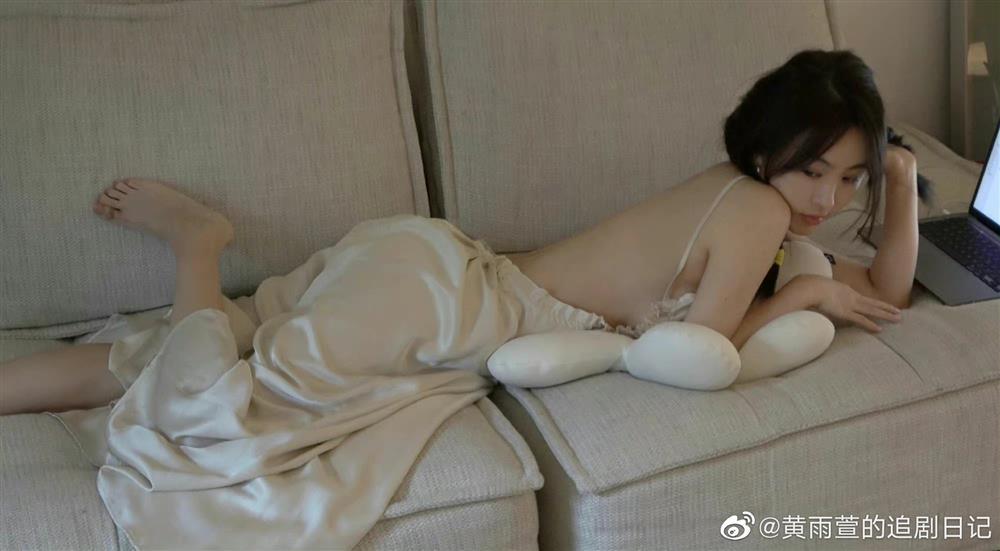 Tình cũ Huỳnh Hiểu Minh gây tranh cãi vì mặc quá gợi cảm-4