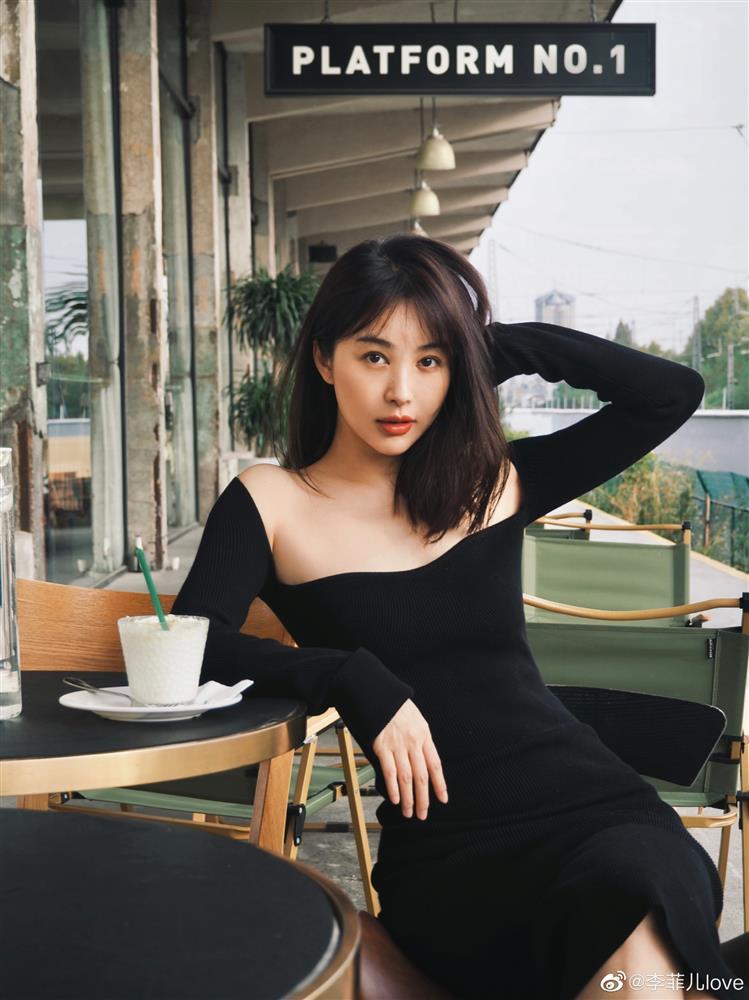 Tình cũ Huỳnh Hiểu Minh gây tranh cãi vì mặc quá gợi cảm-5