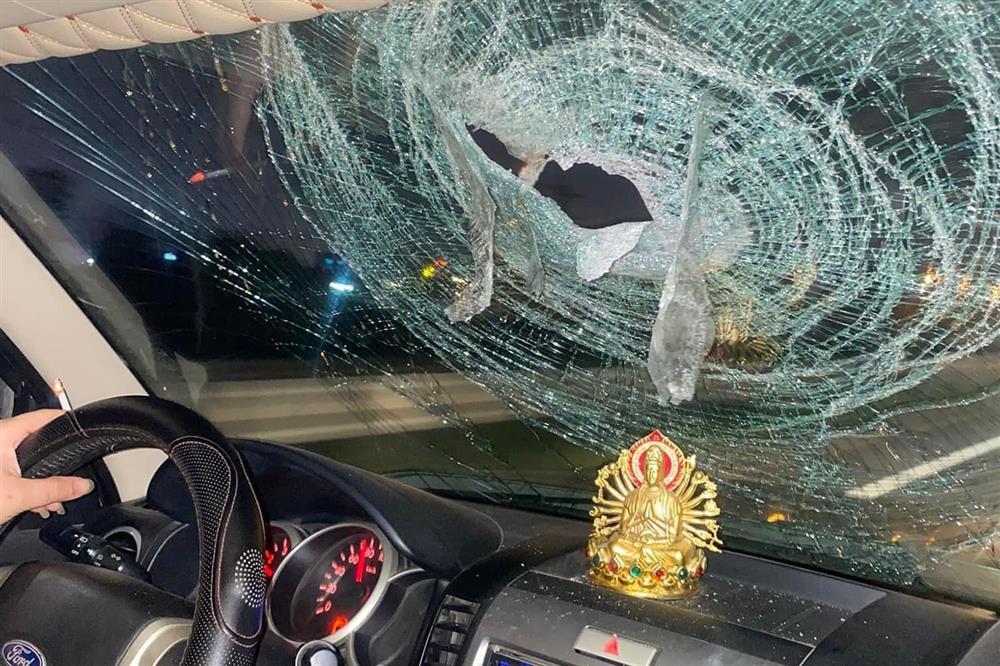 Hoảng hồn xe chạy 100km/h trên cao tốc bị ném đá vỡ kính-1