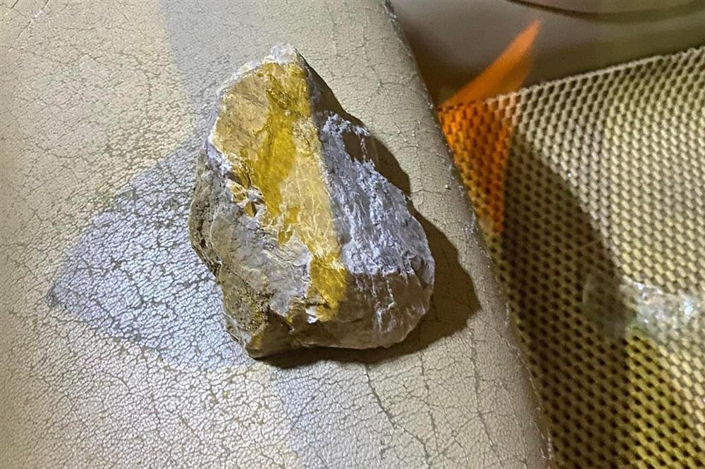 Hoảng hồn xe chạy 100km/h trên cao tốc bị ném đá vỡ kính-3