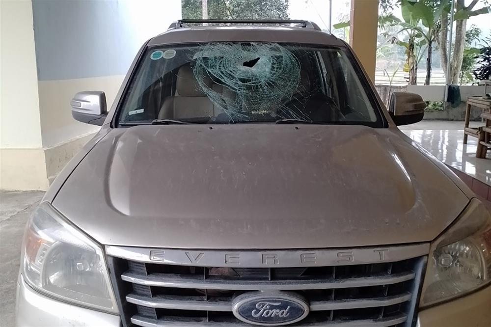 Hoảng hồn xe chạy 100km/h trên cao tốc bị ném đá vỡ kính-2