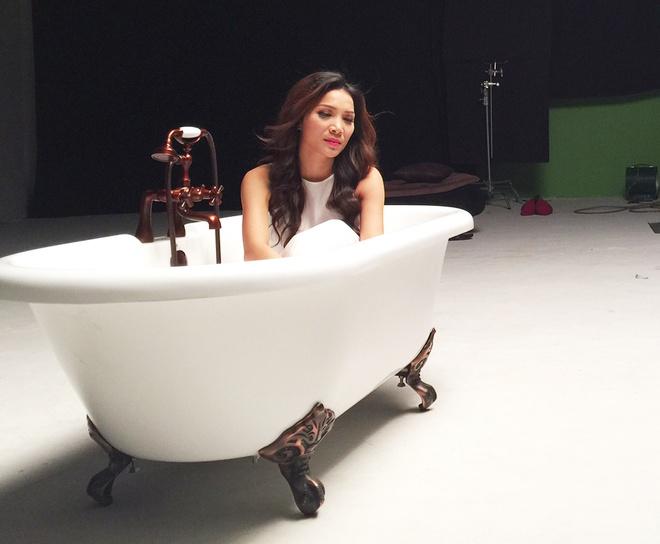 Đoàn Di Băng đánh dấu tuổi mới bằng bộ ảnh gợi cảm ở bồn tắm-9