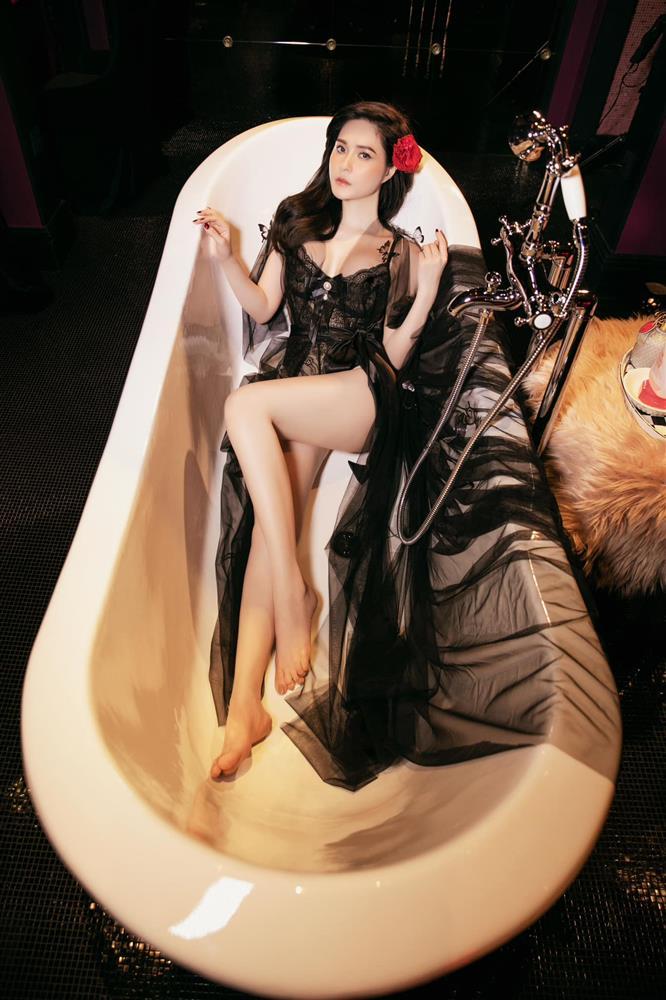 Đoàn Di Băng đánh dấu tuổi mới bằng bộ ảnh gợi cảm ở bồn tắm-1