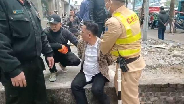 Danh tính kẻ đá thẳng mặt CSGT khi bị kiểm tra nồng độ cồn-2