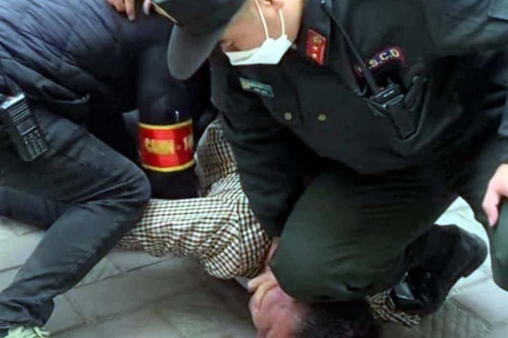 Danh tính kẻ đá thẳng mặt CSGT khi bị kiểm tra nồng độ cồn-1