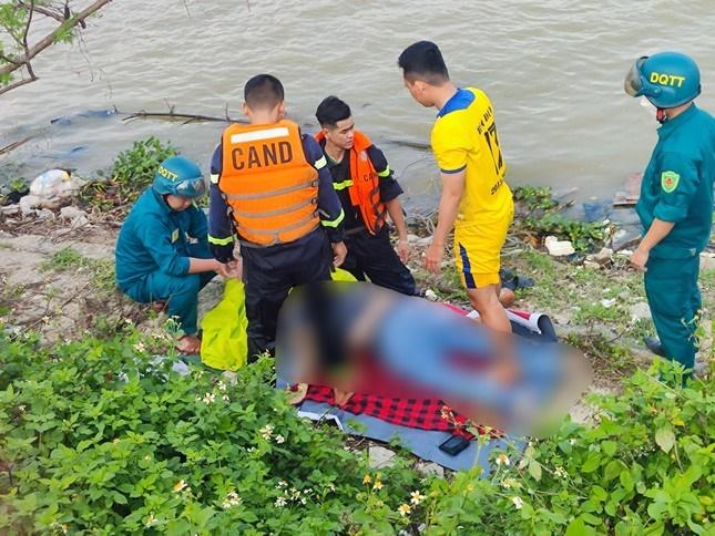 Ngồi sau xe cha đi trên cầu, con bất ngờ nhảy sông tự tử-2