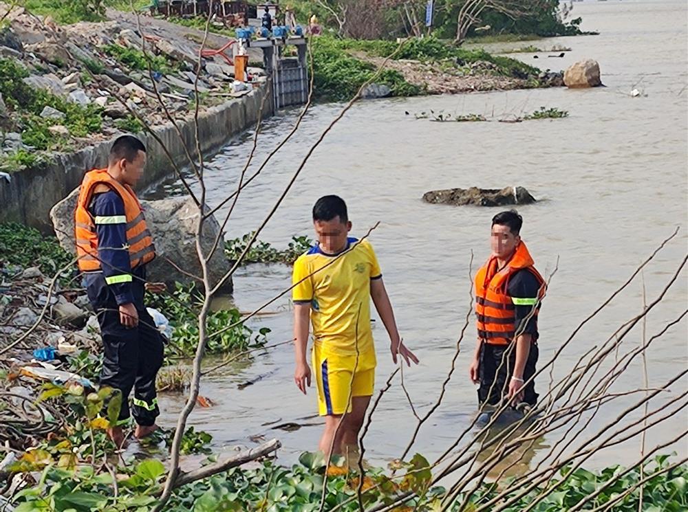 Ngồi sau xe cha đi trên cầu, con bất ngờ nhảy sông tự tử-1