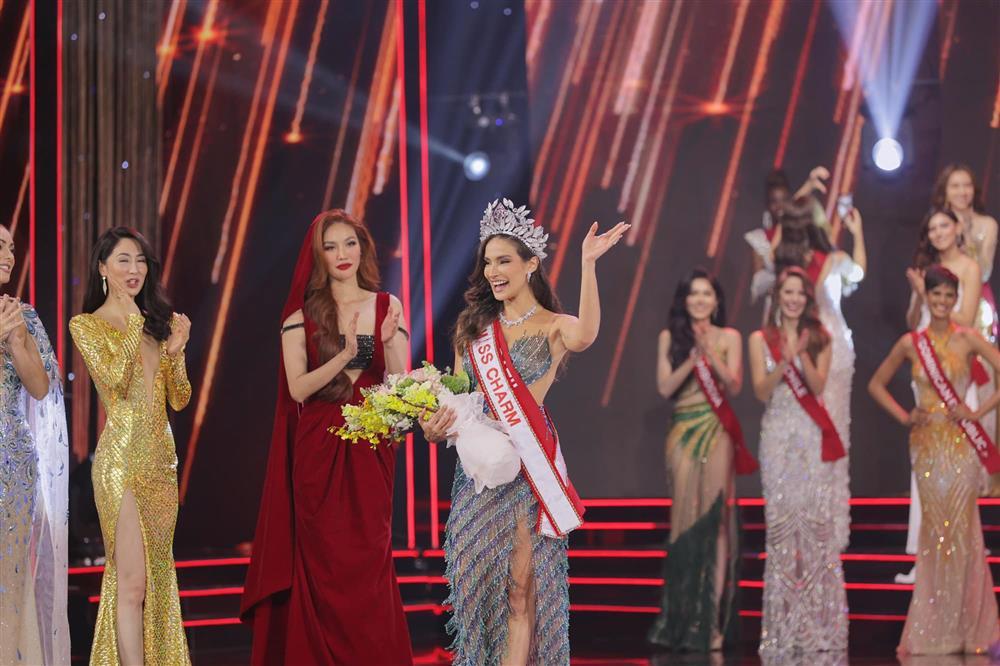 Trưởng BGK Miss Charm lên tiếng hình ảnh dùng điện thoại-2