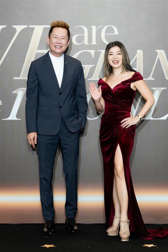 Xôn xao ảnh Phó Chủ tịch Miss Grand xem chung kết Miss Charm-3