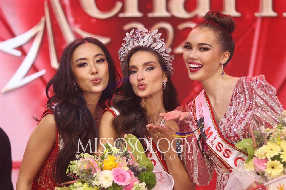 Xôn xao ảnh Phó Chủ tịch Miss Grand xem chung kết Miss Charm-2