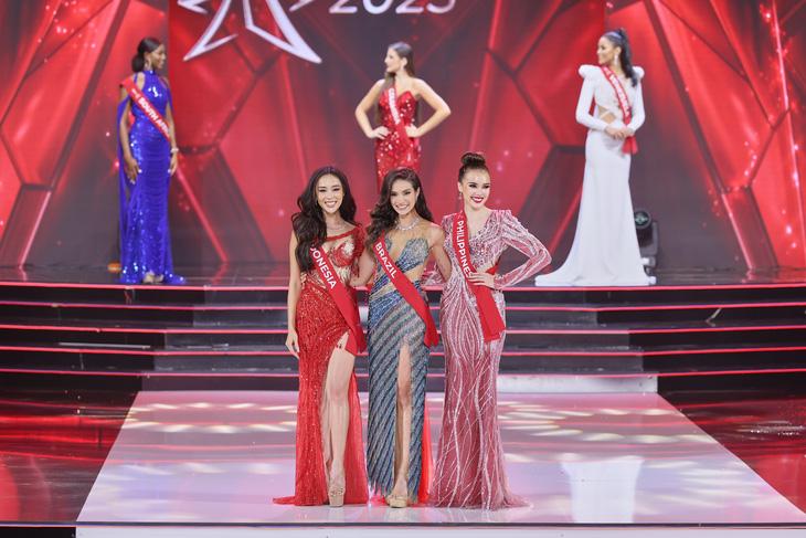 CHƯA TỪNG CÓ: Miss Charm công bố Top 3 bằng tranh vẽ trực tiếp-1