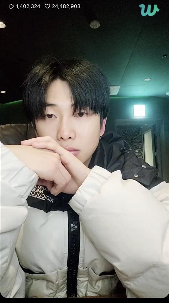 RM (BTS) khiến fan hoang mang khi livestream với dấu hôn ở cổ-1