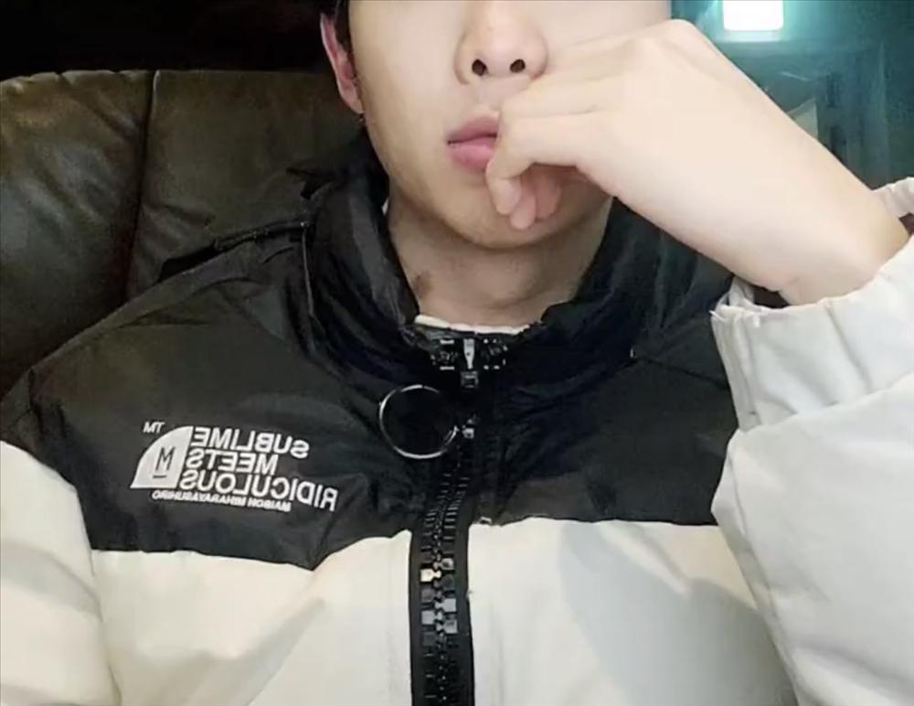 RM (BTS) khiến fan hoang mang khi livestream với dấu hôn ở cổ-2