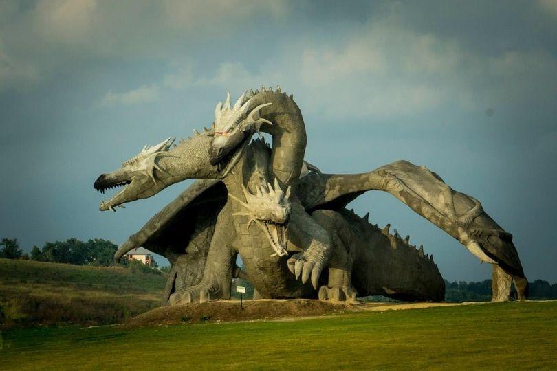 Tượng rồng 3 đầu phun lửa ở Nga hút khách du lịch-4