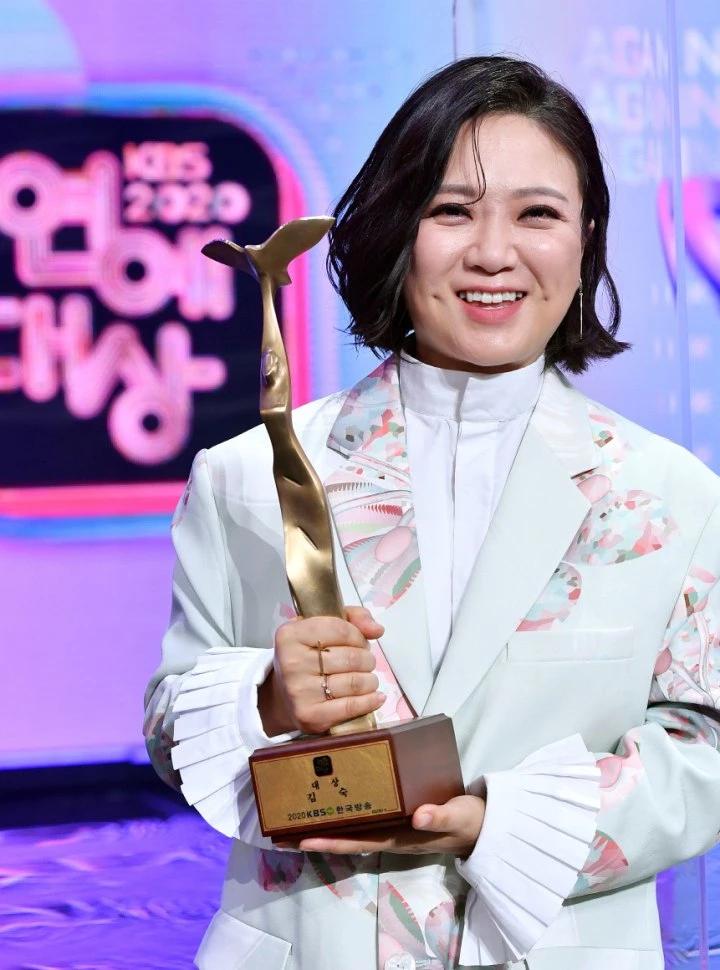 Yoo Jae Suk tiết lộ từng là bạn hút thuốc với sao nữ này-3