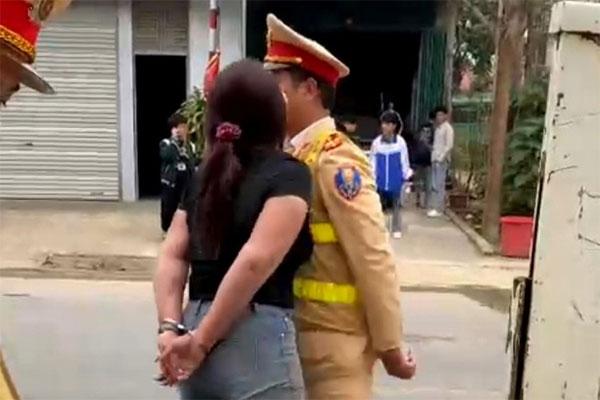 Xôn xao clip người phụ nữ lăng mạ CSGT, nói phải hôn em cho đến chết-3