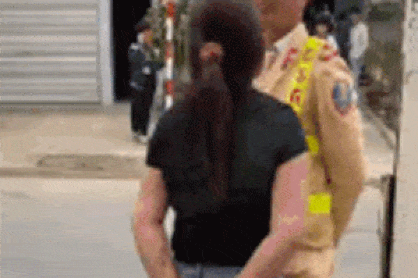 Xôn xao clip người phụ nữ lăng mạ CSGT, nói phải hôn em cho đến chết-2