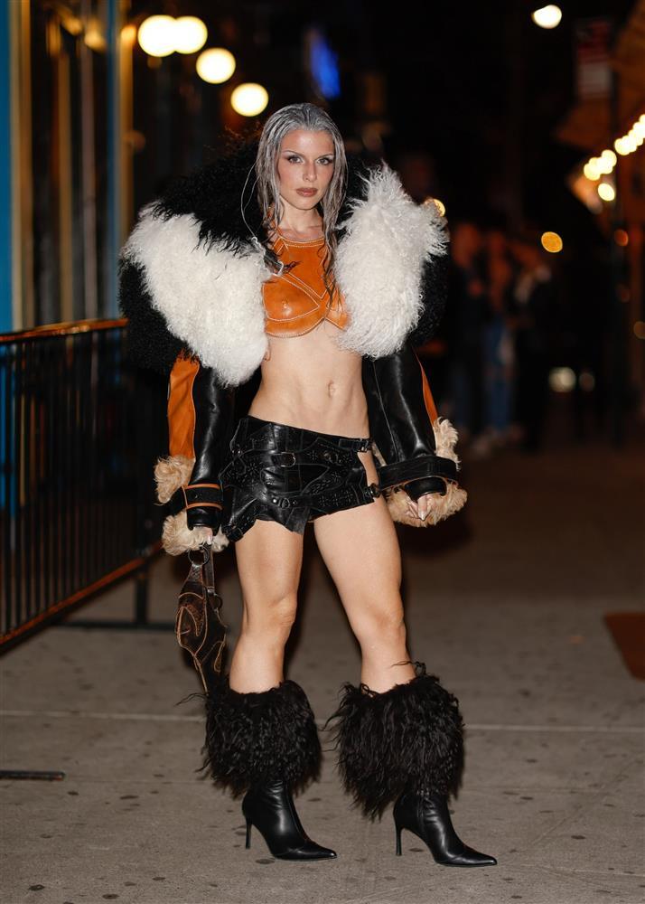 Julia Fox mặc phản cảm hay thách thức thời trang?-5