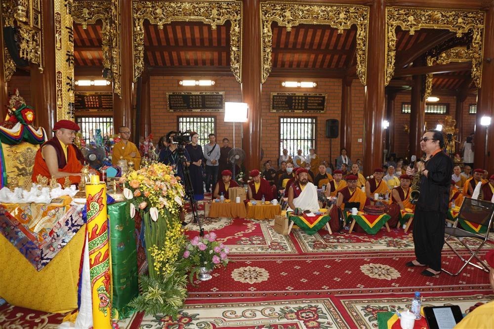Nghệ sĩ Trần Mạnh Tuấn biểu diễn cúng dàng Đức Thuskey Rinpoche-1