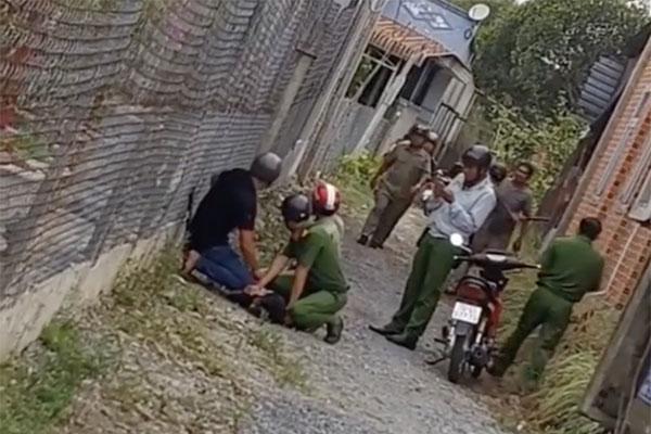 Clip: Thanh niên nghi ngáo đá, ra tay kinh hoàng với mẹ đẻ-2