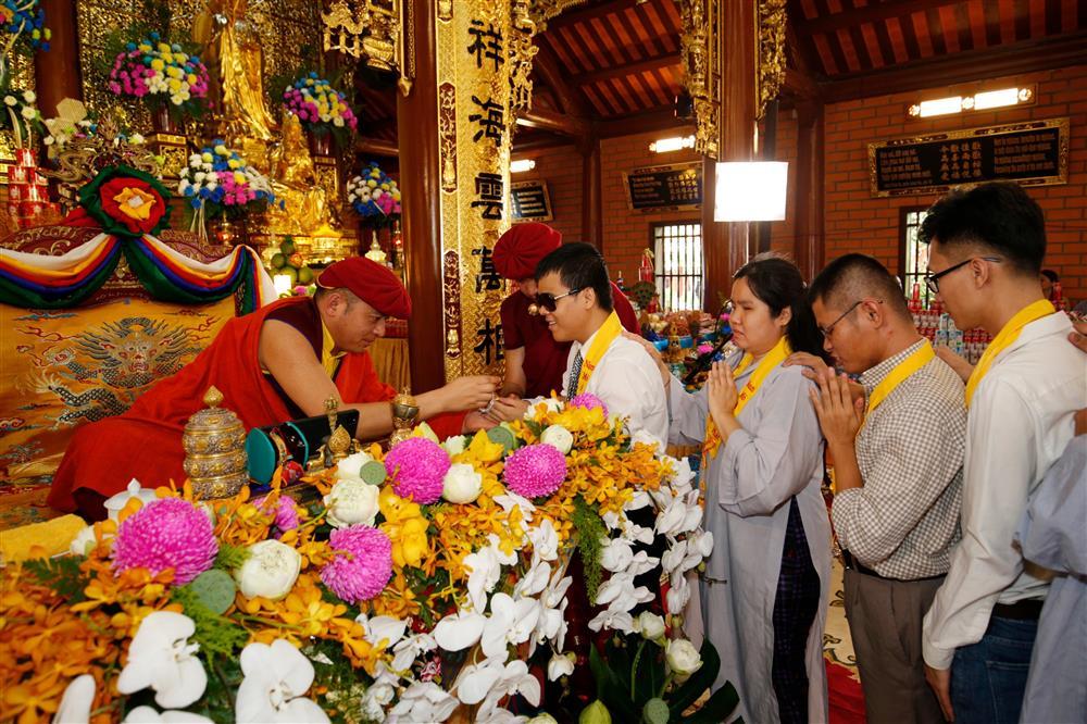 Nghệ sĩ Trần Mạnh Tuấn biểu diễn cúng dàng Đức Thuskey Rinpoche-2