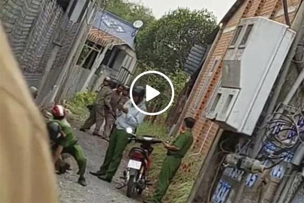 Clip: Thanh niên nghi ngáo đá, ra tay kinh hoàng với mẹ đẻ-1