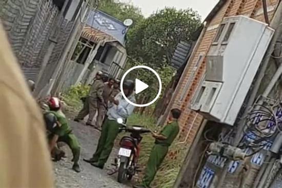 Clip: Thanh niên nghi ngáo đá, ra tay kinh hoàng với mẹ đẻ