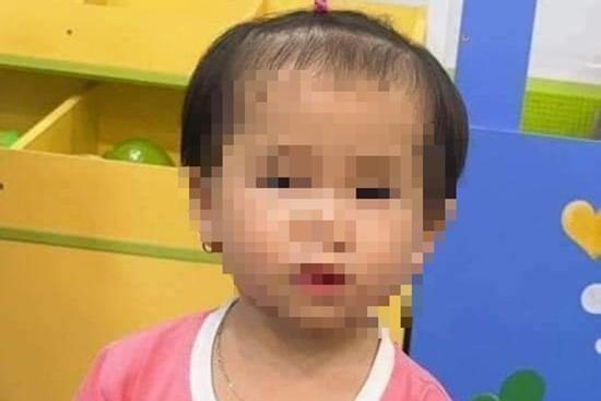 Xôn xao bé 18 tháng tuổi chết dưới ao nghi bị sát hại