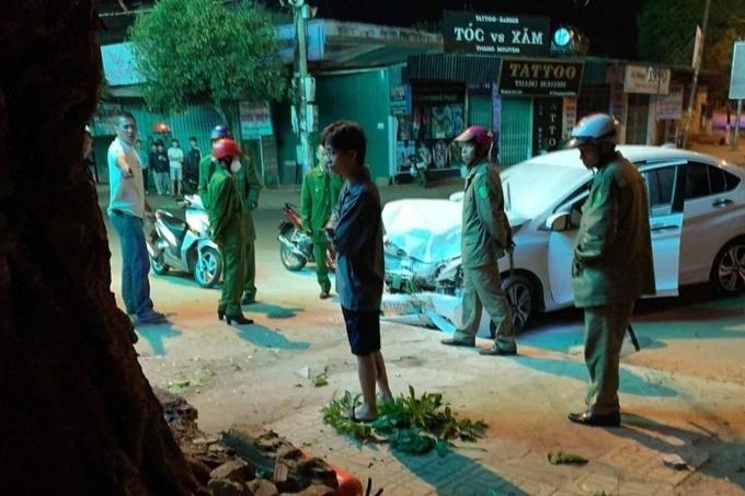 Clip: Kinh hoàng ô tô rồ ga, tông thẳng nhóm người trên vỉa hè-1