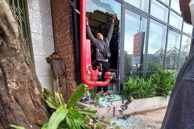 Clip: Kinh hoàng ô tô rồ ga, tông thẳng nhóm người trên vỉa hè-2