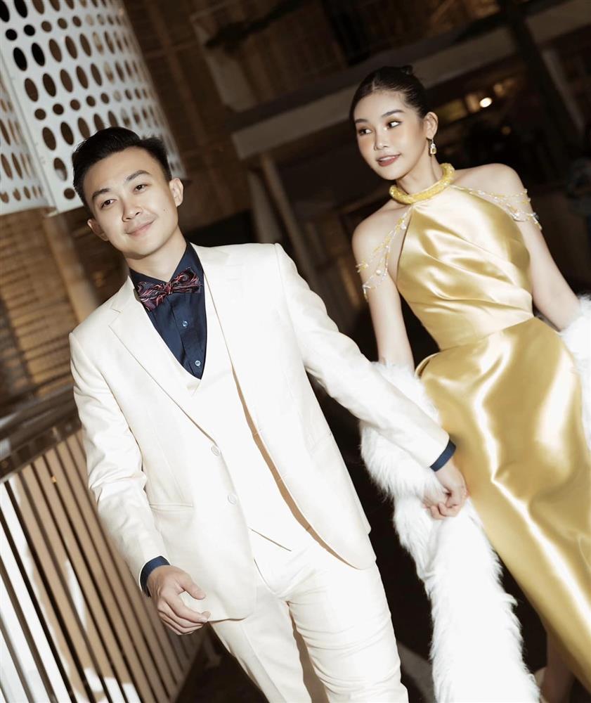 Vợ chồng Lê Âu Ngân Anh lộ ngoại hình thật qua CAM thường-8