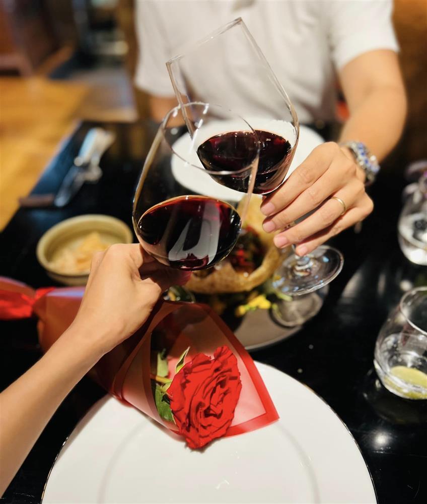 Lê Bê La phản ứng khi nhiều chị em muốn dòm mặt chồng-8