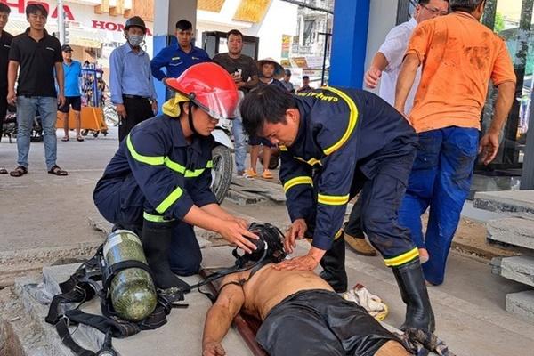 Hai người bị ngạt khí ở bồn chứa xăng-1