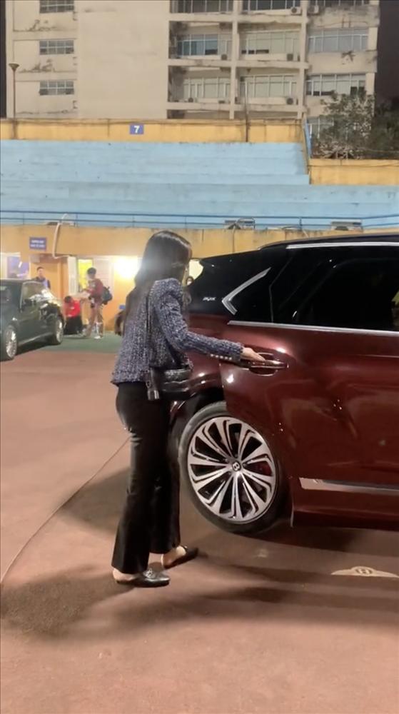 Chồng Đỗ Mỹ Linh bất ngờ bị soi kém ga lăng với vợ-2