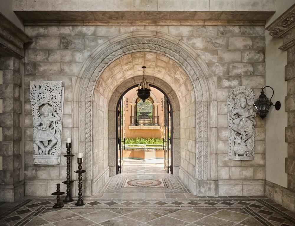 Choáng ngợp và mê đắm ngôi nhà của nữ thần nhạc pop Cher-2