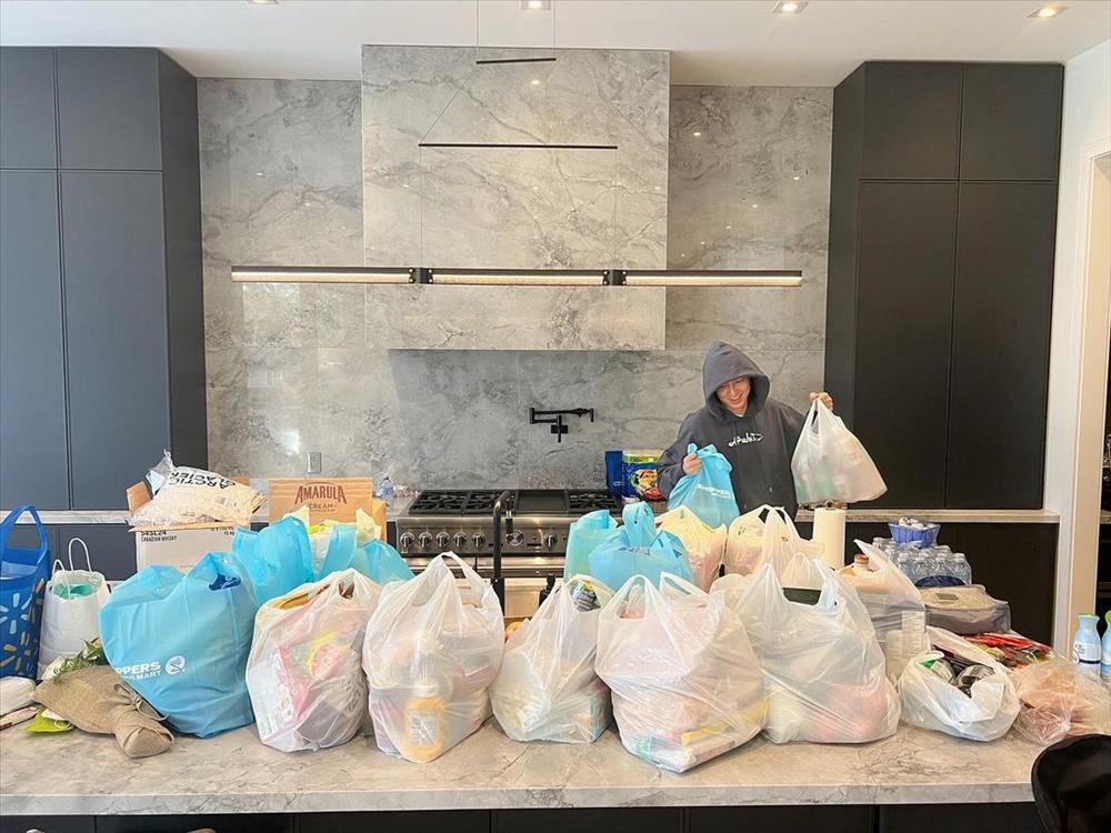 Lee Min Ho gây sốt với ảnh mua đồ tạp hóa ở Canada-3