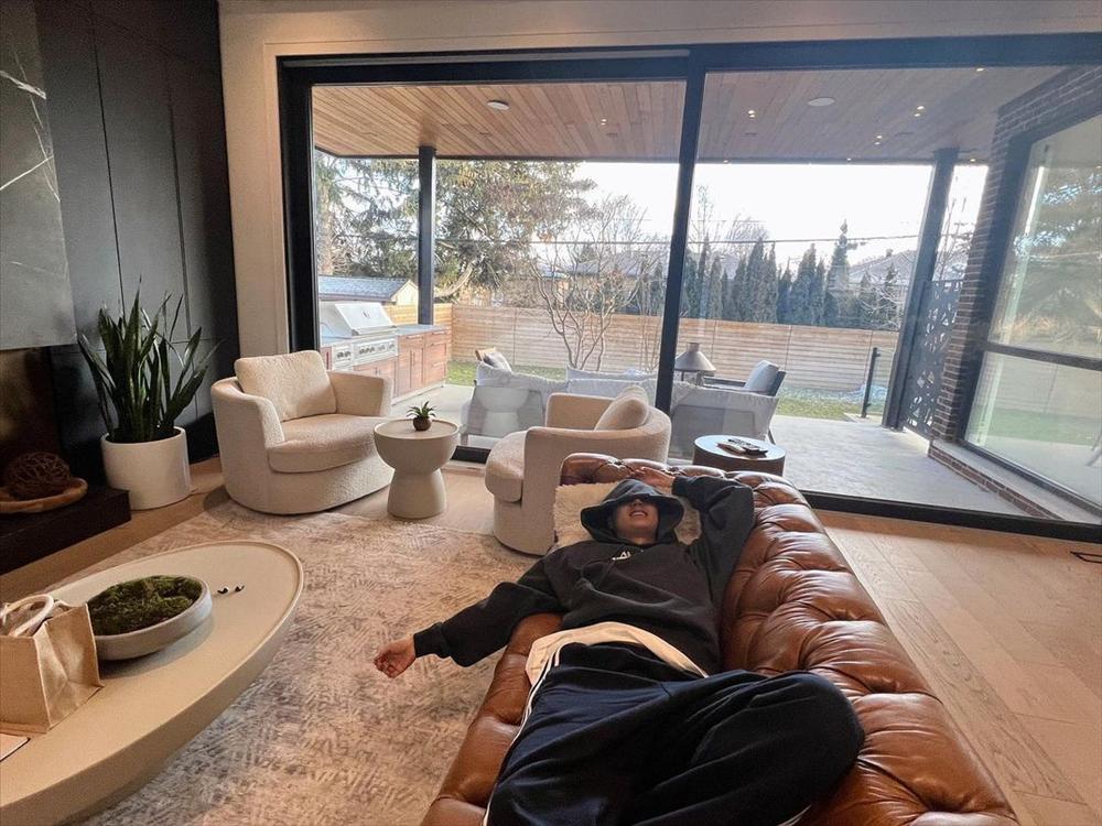 Lee Min Ho gây sốt với ảnh mua đồ tạp hóa ở Canada-5