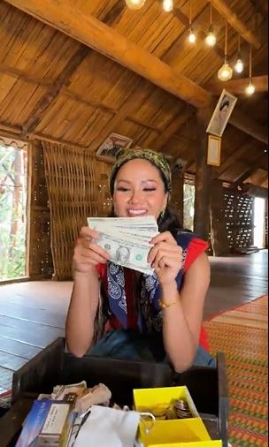 HHen Niê rơi nước mắt khi nhận xấp tiền đô từ người hâm mộ-3