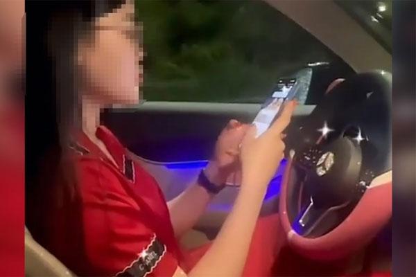 Xử phạt nữ tài xế Mercedes buông 2 tay, dán mắt quay TikTok-1