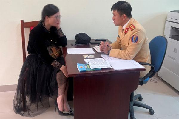 Xử phạt nữ tài xế Mercedes buông 2 tay, dán mắt quay TikTok-2