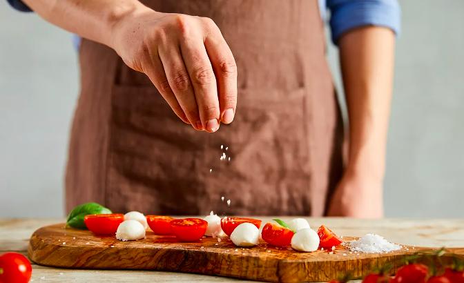 Bệnh nhân tim mạch, tăng huyết áp có nên cắt muối hoàn toàn?-1