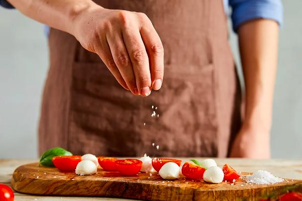 Đầu bếp nói gì khi khách dùng đũa gắp mà cá há miệng cắn lại-2