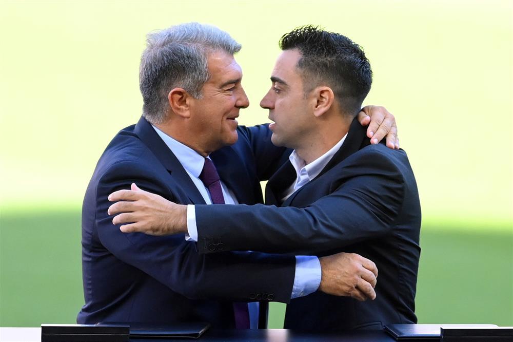 Barca đối mặt án phạt từ FIFA và UEFA vì trả tiền trọng tài-1