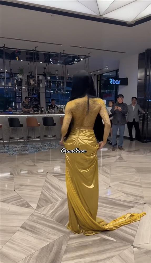 Angela Phương Trinh ăn mặc kiểu tưởng không hở mà hở không tưởng-2