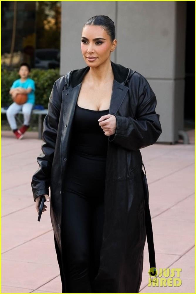 Kim Kardashian diện cây đen sành điệu đến xem đấu bóng rổ-1