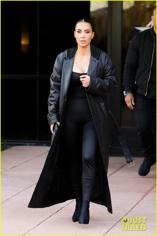 Kim Kardashian diện cây đen sành điệu đến xem đấu bóng rổ-2