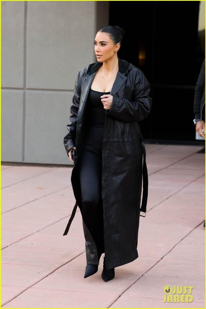 Kim Kardashian diện cây đen sành điệu đến xem đấu bóng rổ-3